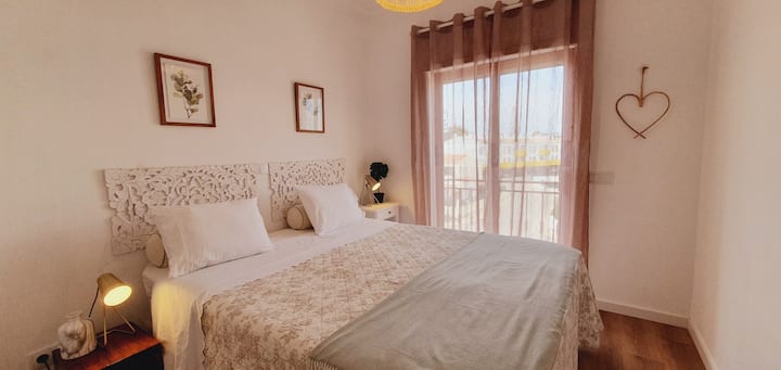 Habitación de cocina doble con cama matrimonial.
