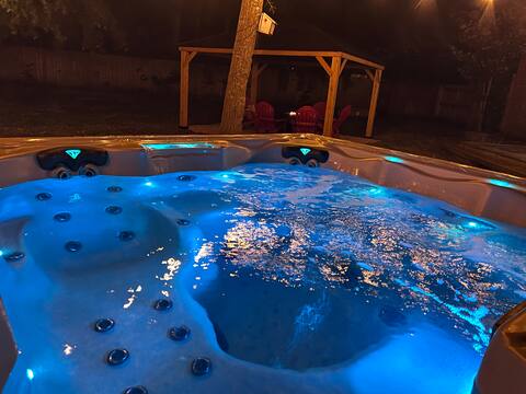 Treasure Island Oasis W/ Hot Tub-Fire Pit-Arcade