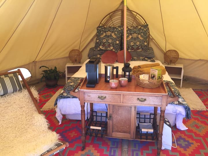 Thoải mái cộng với một giường queen, nhiều gối . Đèn giường phụ. Tiện nghi pha cà phê, máy ép và ấm đun nước kiểu Pháp, máy nướng bánh mỳ( không được hiển thị) . Điện có nguồn gốc từ năng lượng mặt trời và Wi-fi để thuận tiện cho bạn. 