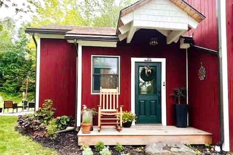 Charming Cottage w/pond - 20 min to Stowe!