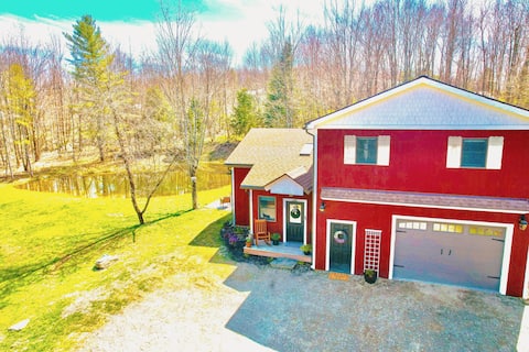 Charming Cottage w/pond - 20 min to Stowe!