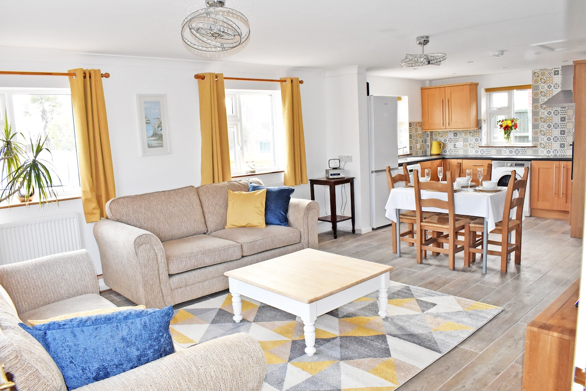 Successful Airbnb property: The Beach Hut Norfolk Scratby by the sea in Ormesby St. Margaret With Scratby