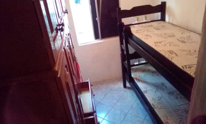 JEDNOSTAVAN I FUNKCIONALAN STAN. ODLIČNO ZA ONE KOJI ŽELE ODSJESTI OD BED & BREAKFASTA KAKO BI IZVRŠILI ISPITE NA NATJECANJIMA , FORUMIMA ITD.
NE OSIGURAVAMO PLAHTU , RUČNIK ZA TIJELO I TOALETNE POTREPŠTINE, SVE MORA PONIJETI GOST.