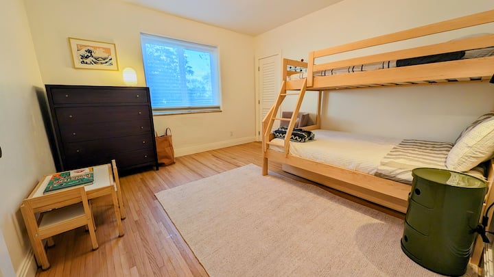 ห้องนอนผู้เข้าพักของเราพร้อมสำหรับทุกสิ่งที่คุณคิดไว้แล้ว  เตียงสองชั้นขนาดใหญ่และสะดวกสบายสำหรับเด็กหรือผู้ใหญ่พื้นที่เล่นสนุกและตู้เสื้อผ้าสำหรับเก็บของ!