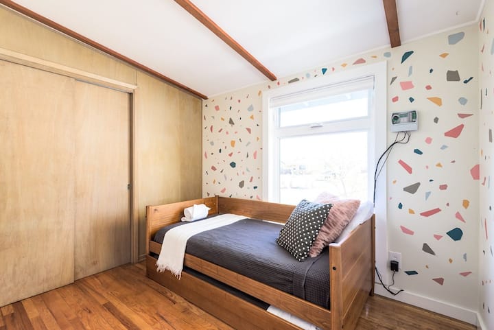 نقدم لك سريرًا متحركًا في الطابق الرئيسي، مما يوفر سريرين مفردين لراحتك. يوفر السرير المتحرك ترتيبًا عمليًا للنوم، مع سرير سفلي يمكن تمديده بسهولة عند الحاجة.