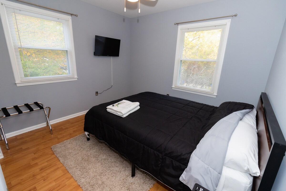 ห้องนอนที่สองพร้อมเตียงควีนไซส์