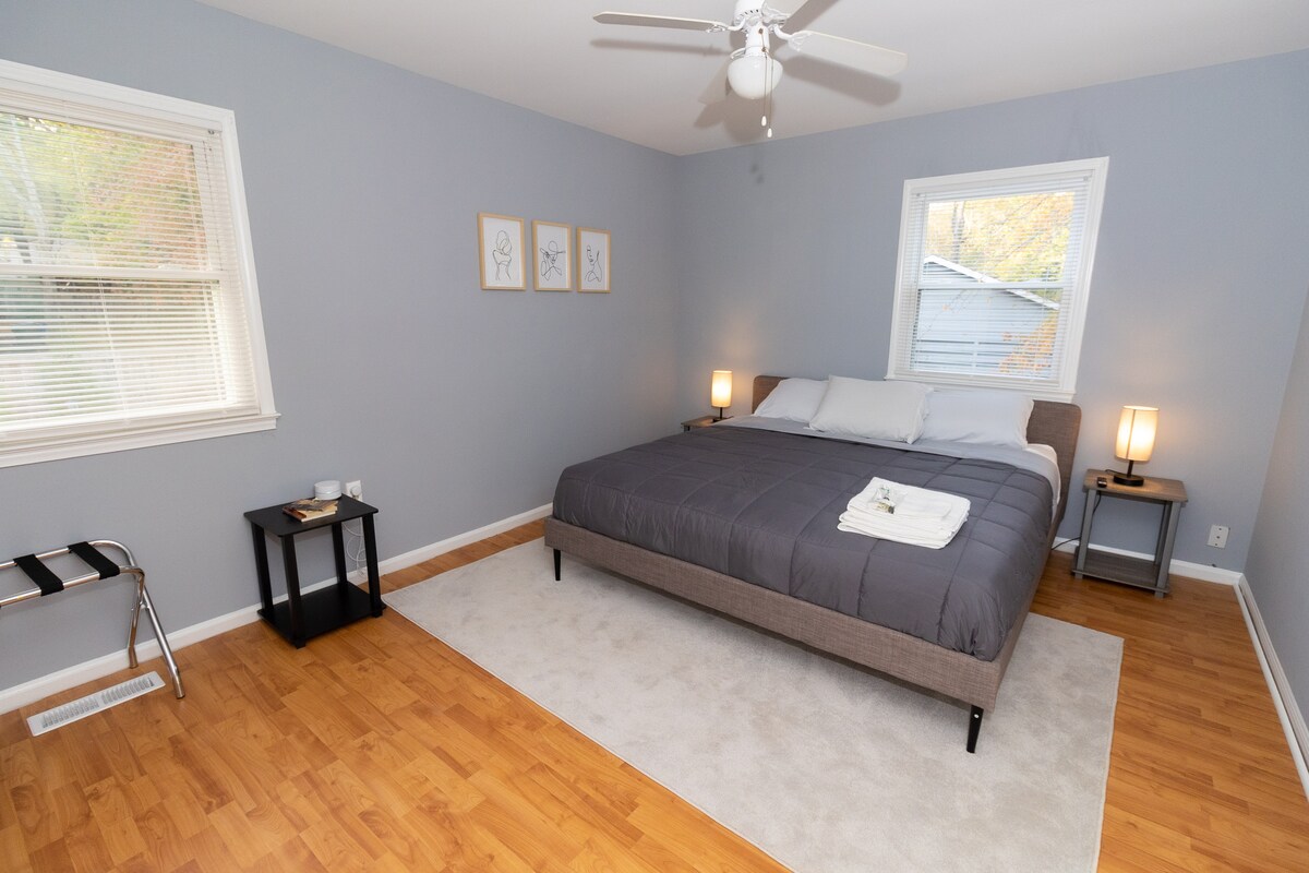 เพลิดเพลินกับห้องนอนใหญ่พร้อมเตียงคิงไซส์และทีวีติดตั้ง 