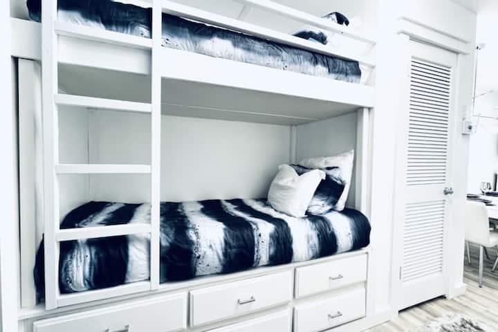 [Спална соба] Кревети на спрат со супер удобна постелнина и душеци. 