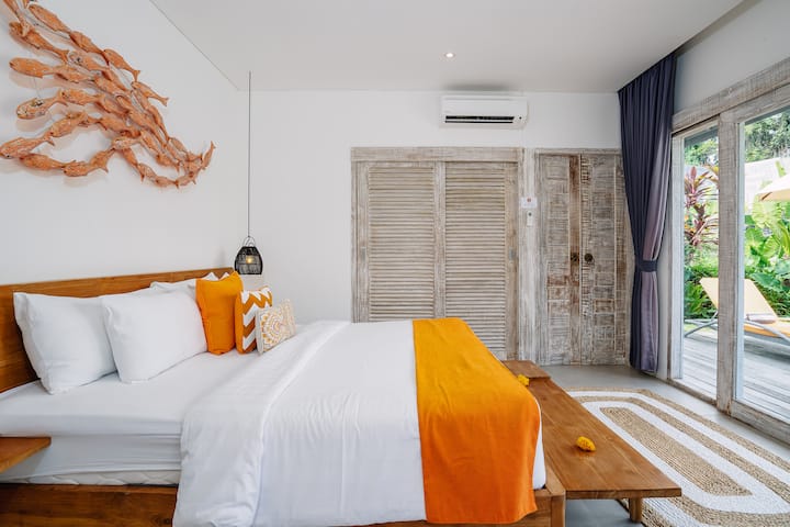 Villa Pima, Canggu –   Imagine a haven comfort and relaxation, bathed in the soft glow of natural light. This comfy bedroom beckons you to unwind, offering a private sanctuary with a breathtaking pool view. 