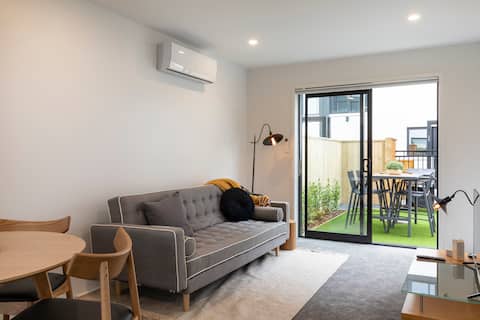Top performing Airbnb: Luxury 2BR CBD Apartment Walk to Convention Centre in Christchurch Centre