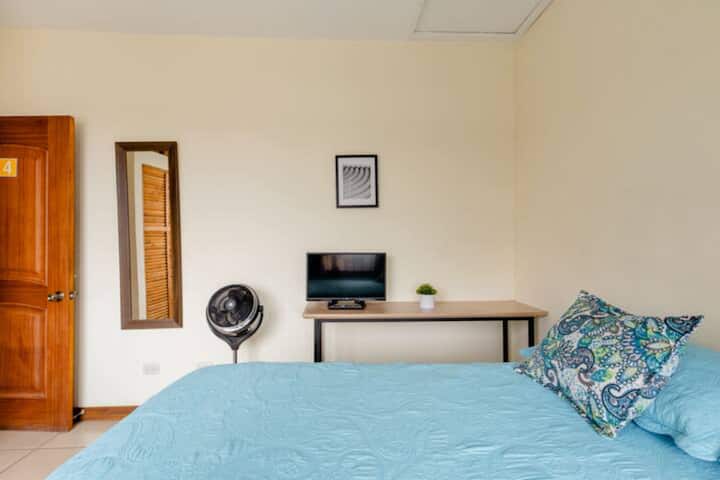 Chumba #4 (Bafu katika ghorofa ya kwanza)