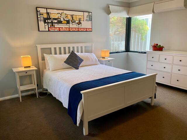 Light & Bright Large Family Home – beachside gallery image 5