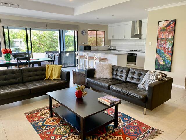 Light & Bright Large Family Home – beachside gallery image 2