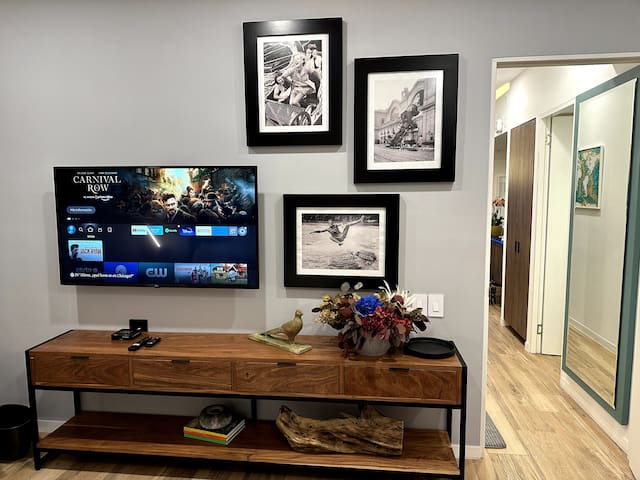 Luxe 2BR Apartment with Linear Park View!