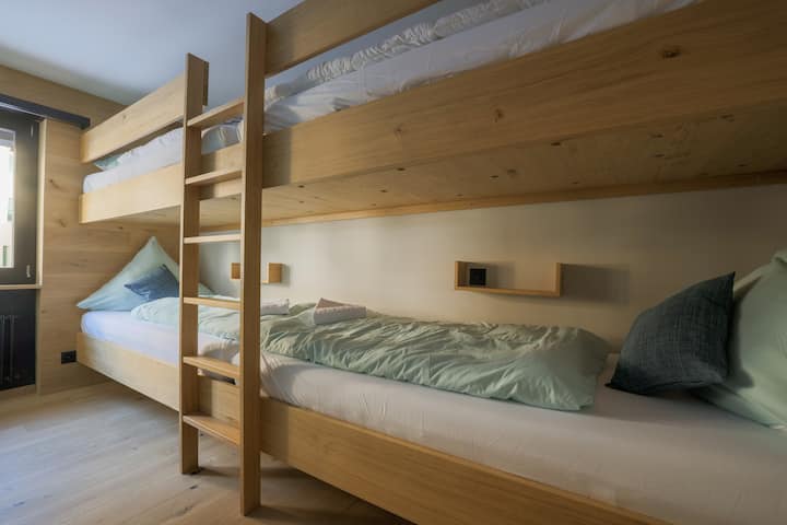 Spavaća soba 3, kreveti u potkrovlju za 4 osobe (djeca ili odrasli). Lagana i utičnica dostupni su u svakom krevetu. 