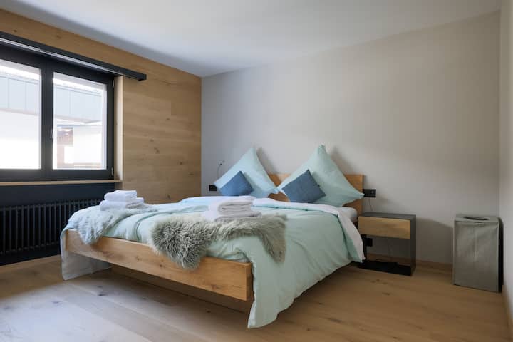 Spavaća soba 1  (glavna spavaća soba) najveća soba u stanu, prostor za kovčeg ispod kreveta.