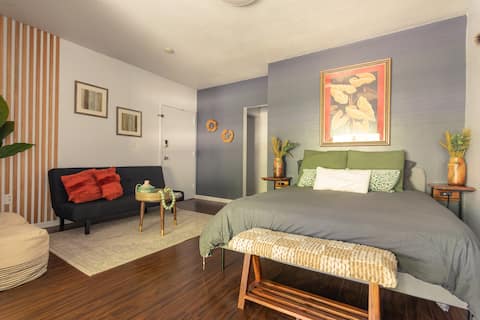 Top performing Airbnb: Courtyard Studio free parking perfect longer stay in Lemon City/Little Haiti