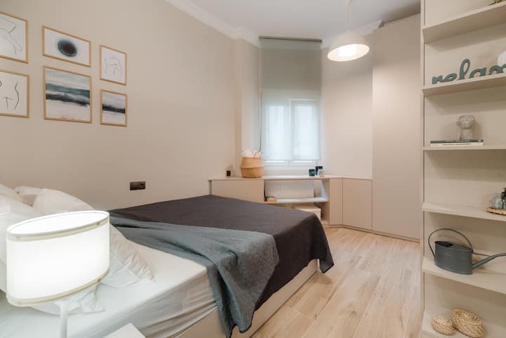 Cama doble para dormir y armario para ropa con persianas pastel 