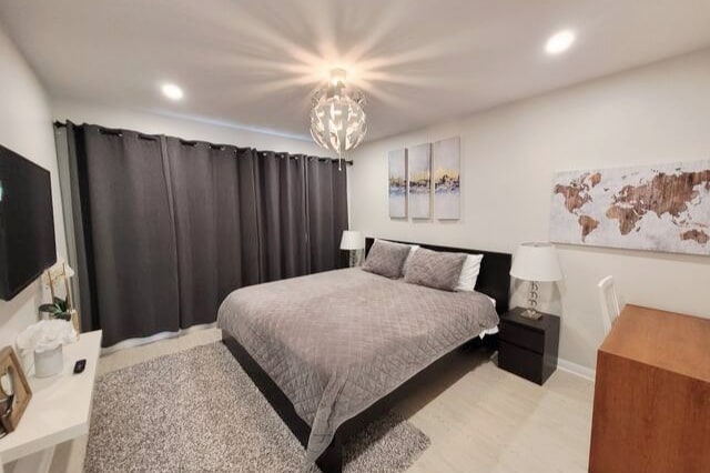 Основна спалня, 
- кралско легло 
- Smart Tv
- Разходка в килера