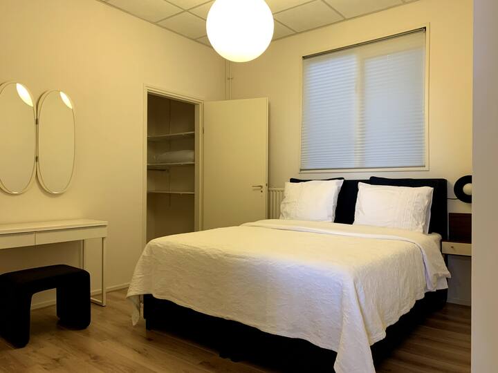 غرفة النوم الرئيسية ، مع خزانة ملابس 