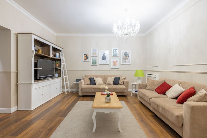 Charming apartment with patio close to Colosseum