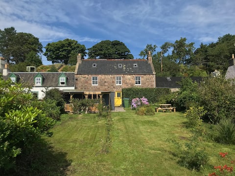 Cosy Plockton home. By the sea. Stunning sea views