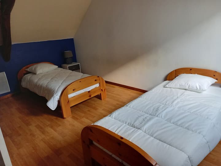 Dhoma e parë e gjumit me dy krevate tek. Jastëkë dhe jastëkë të disponueshëm. Shtrojat nuk janë të disponueshme.