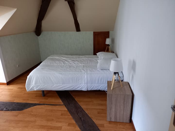 Dhoma e dytë e gjumit, 1 krevat dopio. Jastëkë dhe jastëkë të siguruar, shtroja nuk janë të disponueshme.