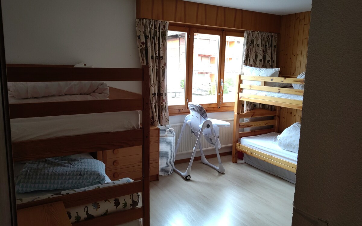 ห้องนอน 2: เตียงสองชั้น 2 เตียง = นอนได้ 4 คน + เตียงร่ม 1 เตียงและเก้าอี้สูง 1 ตัว 