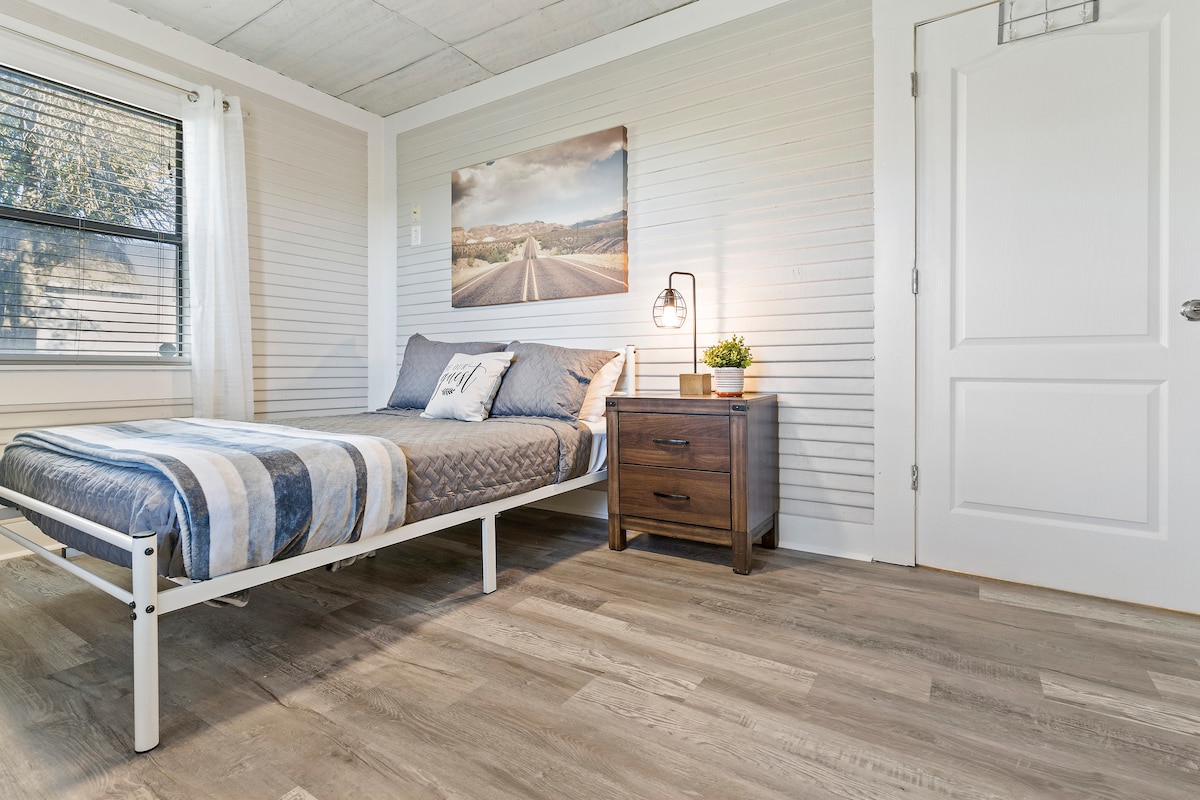 Dhomë gjumi për vizitorë me krevat dopio të rehatshëm