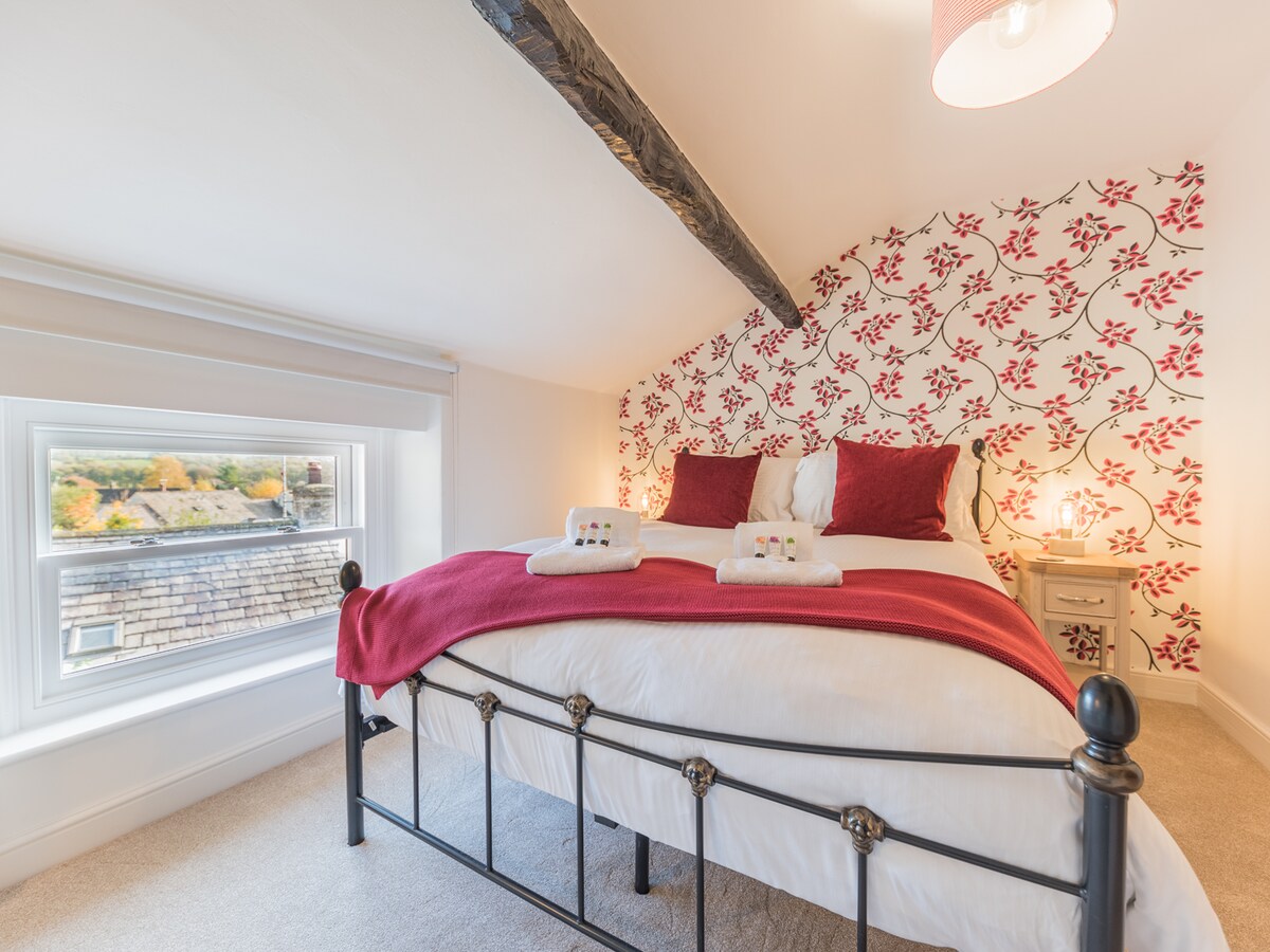 غرفة نوم بسرير كينج في الطابق العلوي