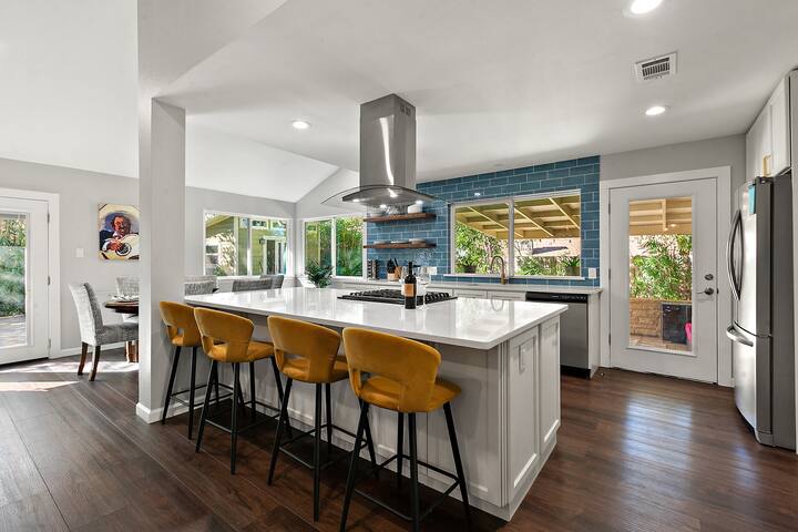 Perfect for extended stays: Pool, Gym, & Office