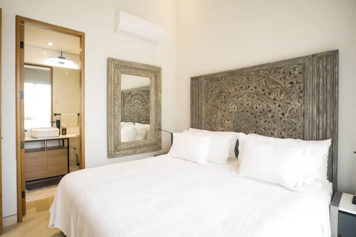 Chumba kikuu kilicho na kitanda cha ukubwa wa kifalme/Bafu la kujitegemea