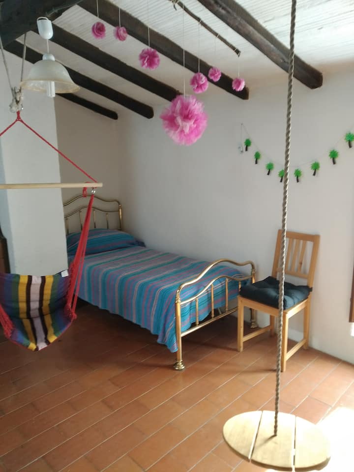 izba s manželskou posteľou, jednolôžkom a rozkladacou pohovkou