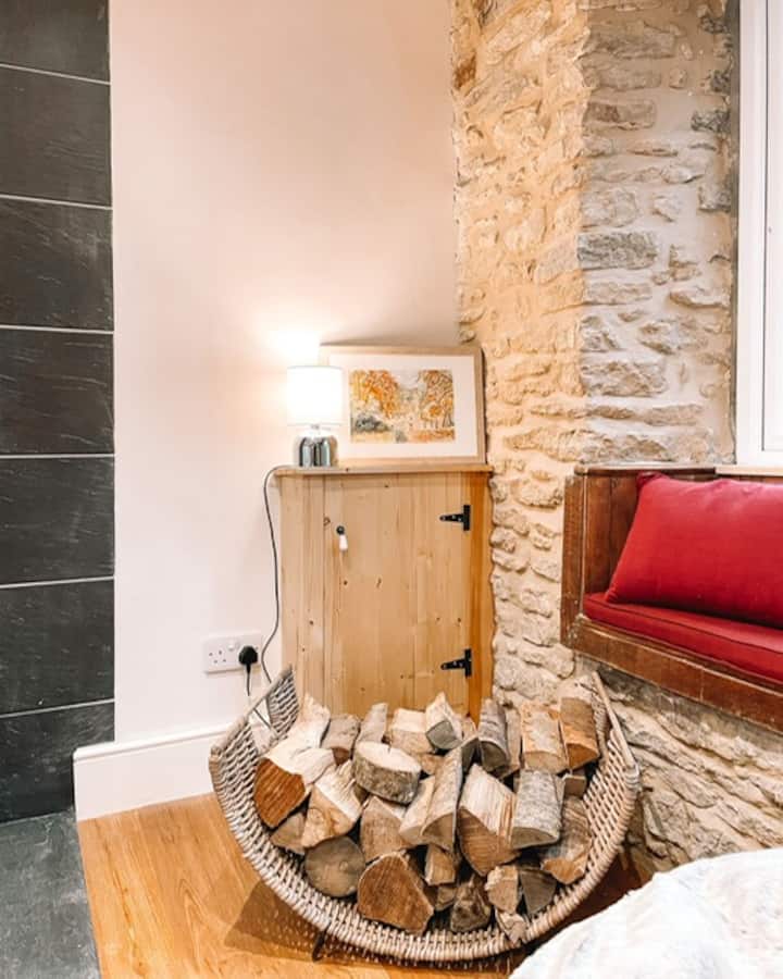 Cotswold Coombe Cottage. Cosy One Bedroom Cottage - Wiltshire