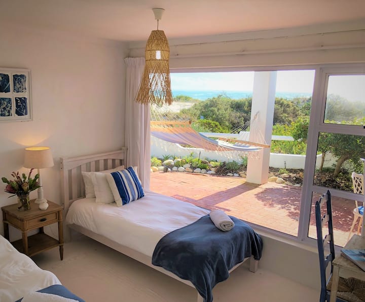 Საძინებელში დგას ორი ერთადგილიანი საწოლი