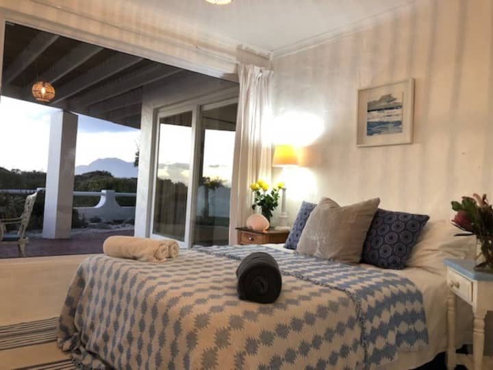 Ყველაზე დაბალი საძინებელი ორადგილიანი საწოლით 