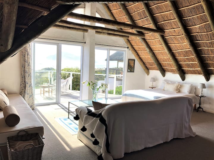 Მისაღები ოთახის ზემოთ არაჩვეულებრივი ხედები იშლება, ასევე, აქვს ორადგილიანი საწოლი