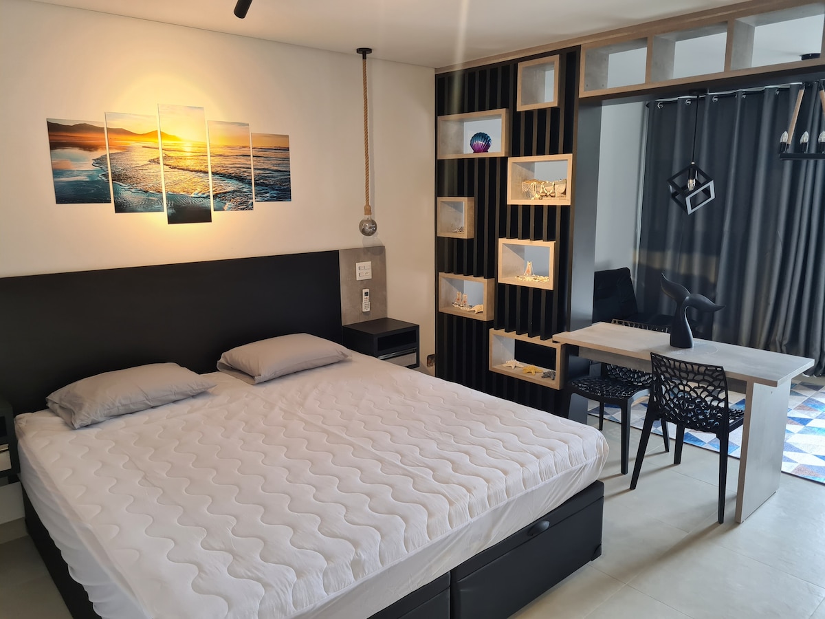 Apartament shumë i rehatshëm dhe me dekorim modern me pamje nga deti. 