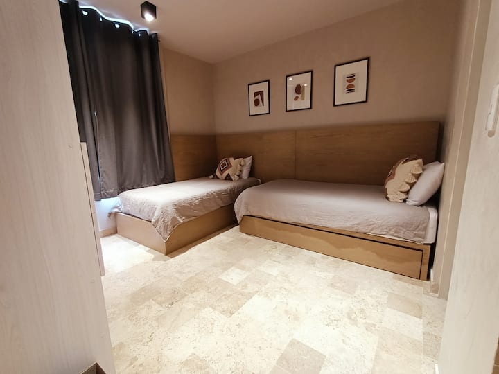 dhoma e dytë e gjumit me 2 krevate tek, e cila ka banjën e saj të plotë dhe dollapët privatë