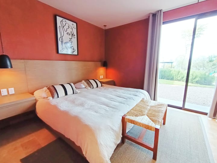 dhomë gjumi kryesore me krevat dopio "king size" dhe tarracë private me pamje nga oborri i madh i klubit. Ka një dollap shëtitës dhe banjën e tij private