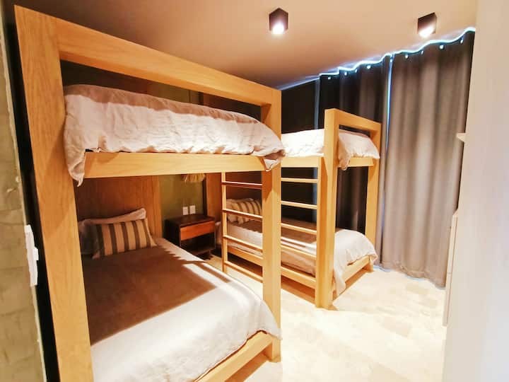 dhoma e parë e gjumit me 2 krevate marinarë me 4 dyshekë tek, ideale për një gjumë të shkëlqyer, me një dollap të madh privat