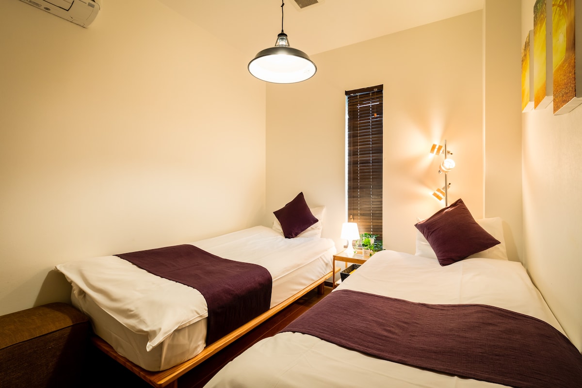 יש שני חדרים בסגנון מערבי עם מיטות יחיד וארון גדול.