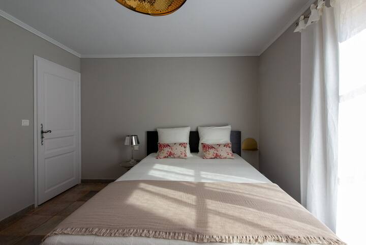 غرفة نوم ثانية في الطابق الأرضي مع غرفة استحمام داخلية