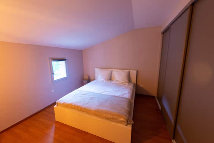 غرفة نوم ثالثة في الطابق الأول