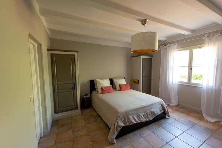 غرفة نوم رئيسية في الطابق الأرضي مع حمام داخلي.