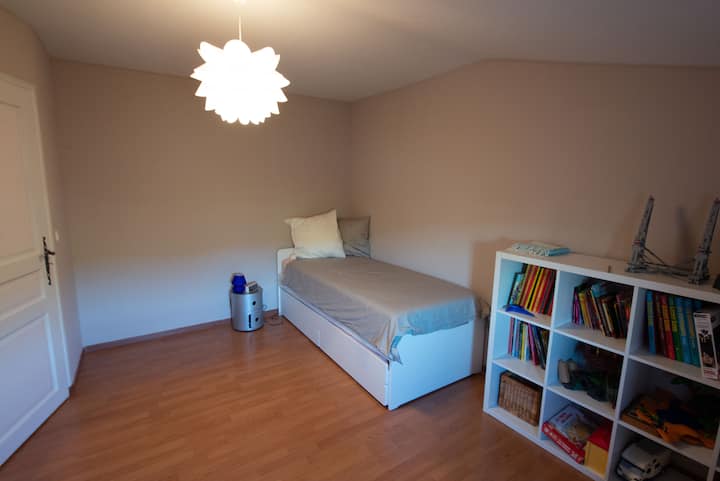 غرفة نوم للأطفال بسرير متحرك