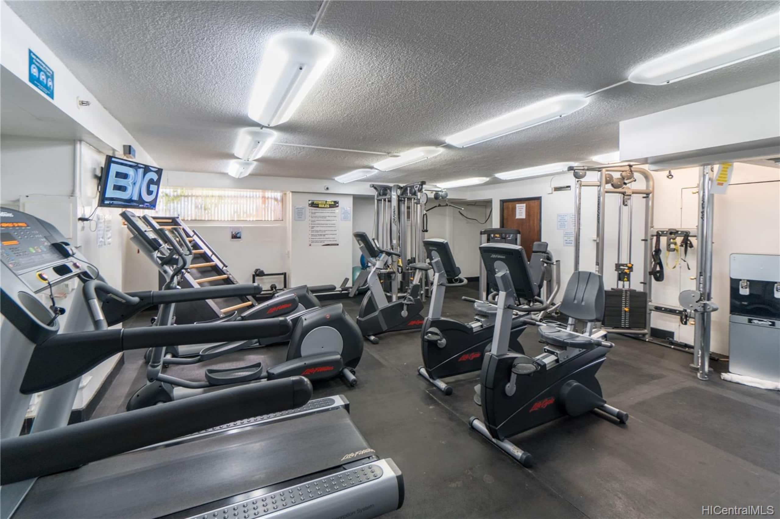 Condo in Honolulu · ★4.72 · Studio · 1 bed · 1 private bath - Image 14