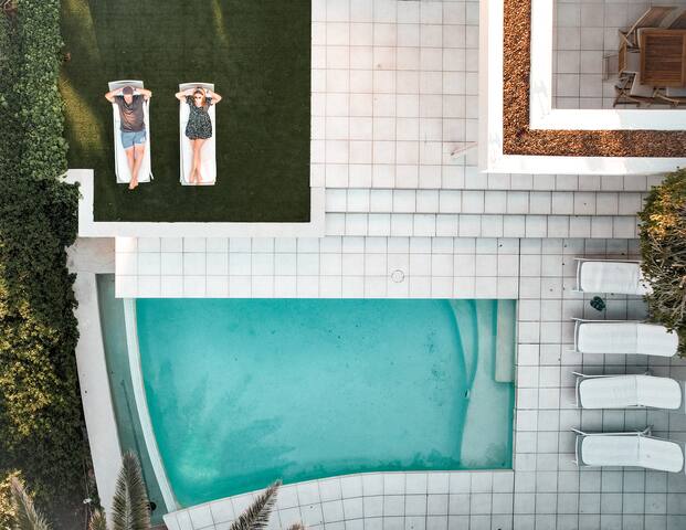 CampsBay Villa, large pool, by beach, view, garden