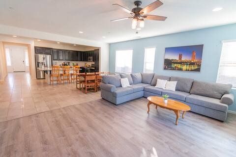 Spacious Modern 4bed/3bath Home in New Development